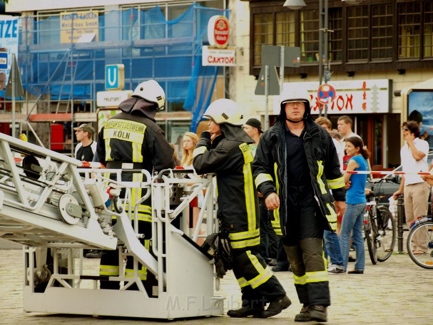 2 Denkmalkletterer hielten Feuerwehr und Polizei in Trapp Koeln Heumarkt P091.JPG